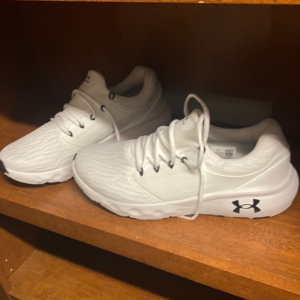 Sz11 under armour shoes